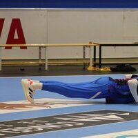 Pablo Urdangarin haciendo flexiones en un partido de balonmano