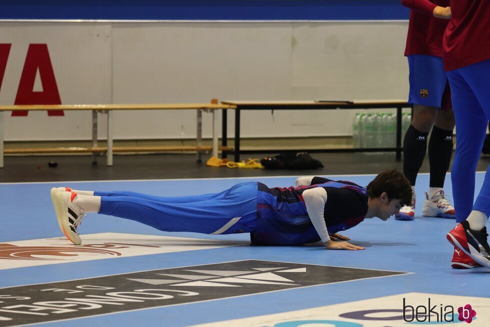 Pablo Urdangarin haciendo flexiones en un partido de balonmano