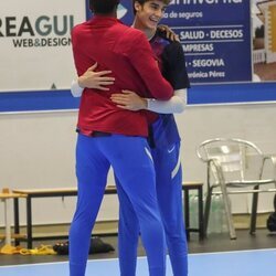 Pablo Urdangarin abrazando a un compañero en un partido de balonmano