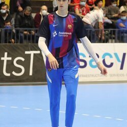 Pablo Urdangarin en un partido de balonmano entre el Balonmano Nava y el Barça B