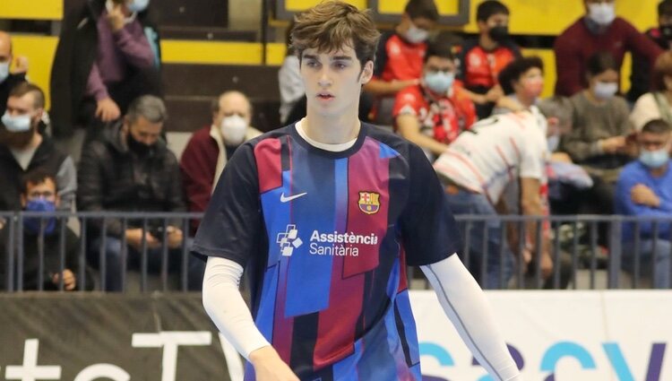 Pablo Urdangarin en un partido de balonmano entre el Balonmano Nava y el Barça B