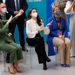 La Reina Letizia haciendo una coreografía en el acto de proclamación del Premio Princesa de Girona 2022 de Empresa