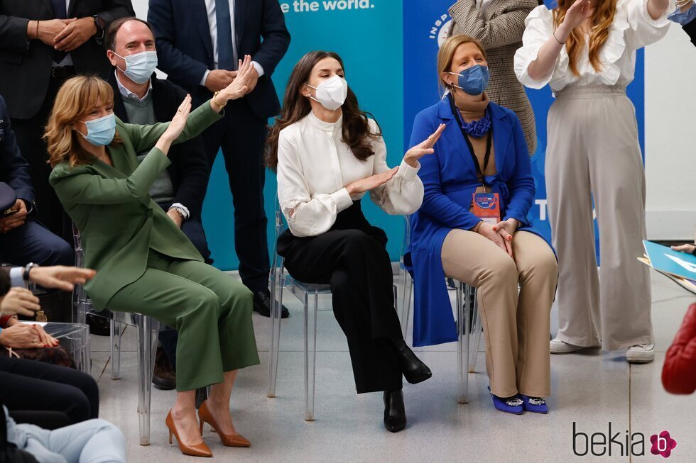 La Reina Letizia haciendo una coreografía en el acto de proclamación del Premio Princesa de Girona 2022 de Empresa