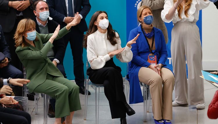 La Reina Letizia haciendo una coreografía en el acto de proclamación del Premio Princesa de Girona 2022 de Empresa