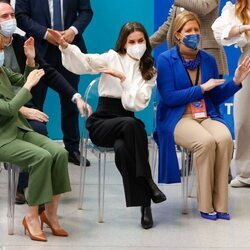 La Reina Letizia bailando en el acto de proclamación del Premio Princesa de Girona 2022 de Empresa