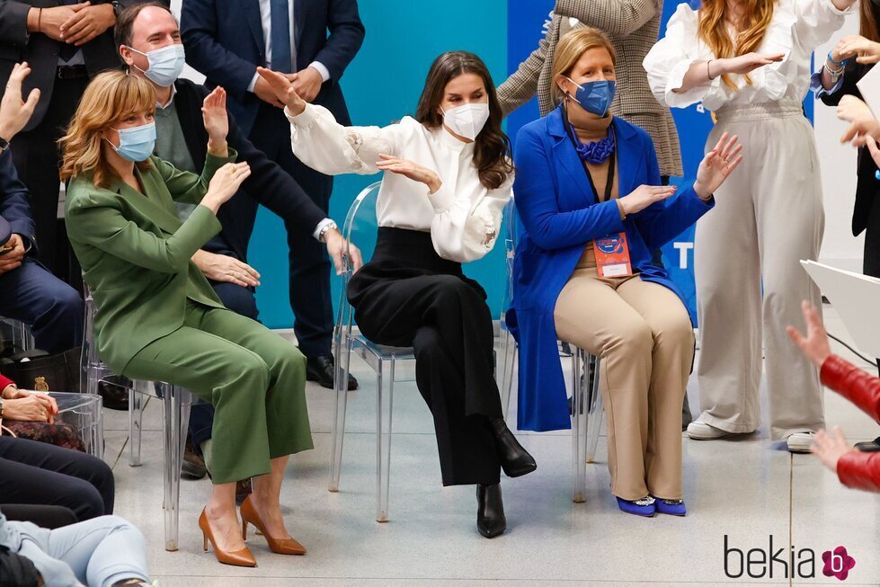 La Reina Letizia bailando en el acto de proclamación del Premio Princesa de Girona 2022 de Empresa