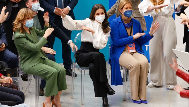 La Reina Letizia bailando en el acto de proclamación del Premio Princesa de Girona 2022 de Empresa