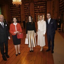 Carlos Gustavo y Silvia de Suecia, Victoria y Daniel de Suecia y Sofia de Suecia en una reunión sobre protección infantil en Ucrania