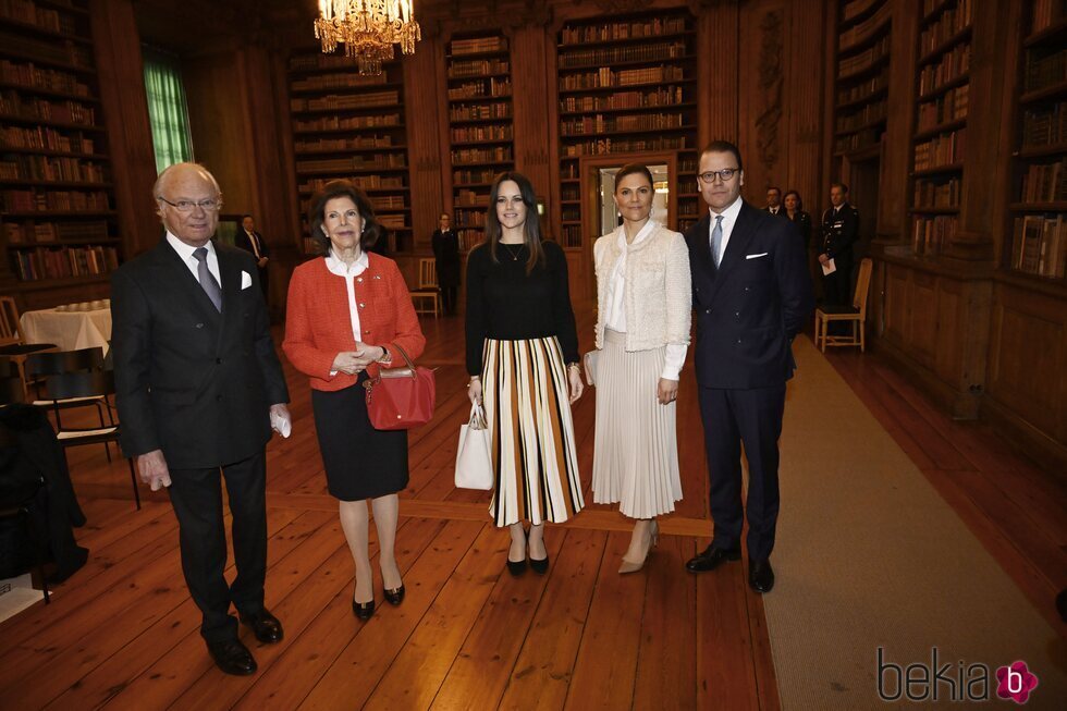 Carlos Gustavo y Silvia de Suecia, Victoria y Daniel de Suecia y Sofia de Suecia en una reunión sobre protección infantil en Ucrania