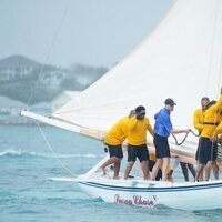 El Príncipe Guillermo durante la regata en Bahamas