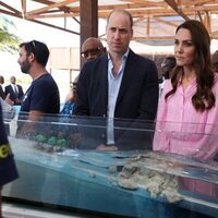 El Príncipe Guillermo y Kate Middleton en un hogar para niños en Bahamas