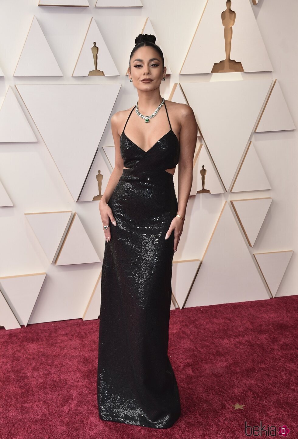 Vanessa Hudgens en la alfombra roja de los Premios Oscar 2022