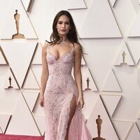 Lily James en la alfombra roja de los Premios Oscar 2022