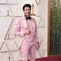 Sebastián Yatra en la alfombra roja de los Premios Oscar 2022