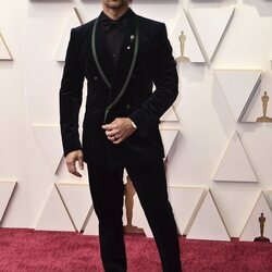 Wilmer Valderrama en la alfombra roja de los Premios Oscar 2022