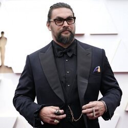 Jason Momoa en la alfombra roja de los Premios Oscar 2022