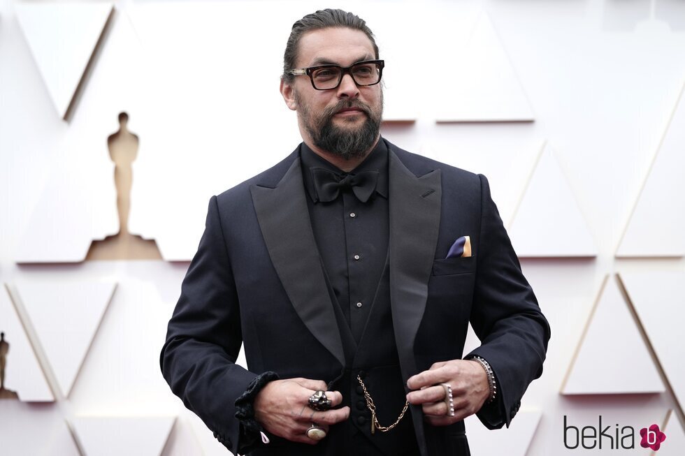 Jason Momoa en la alfombra roja de los Premios Oscar 2022