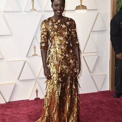 Lupita Nyong'o en la alfombra roja de los Premios Oscar 2022