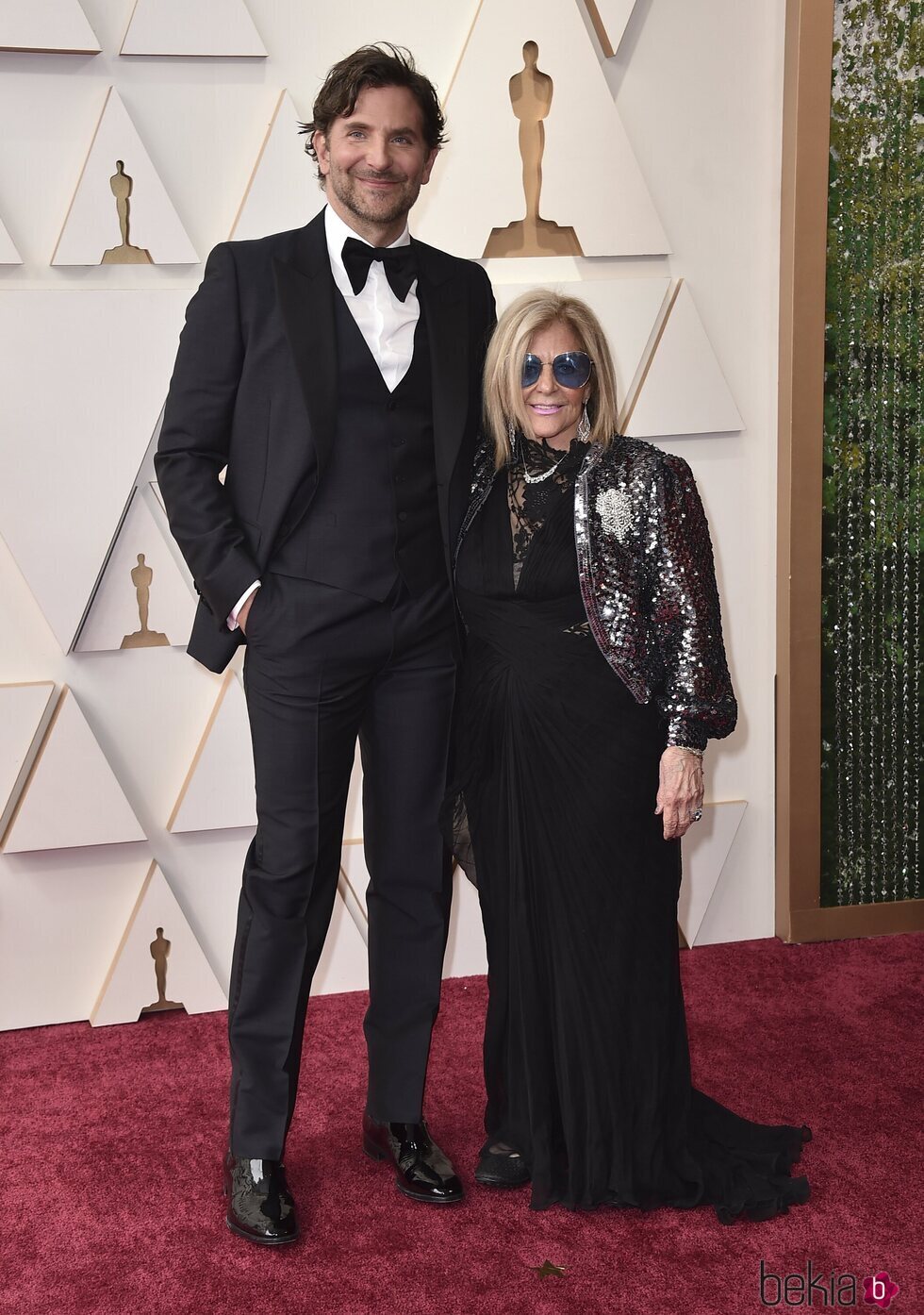 Bradley Cooper y su madre en la alfombra roja de los Premios Oscar 2022