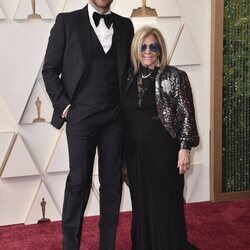 Bradley Cooper y su madre en la alfombra roja de los Premios Oscar 2022