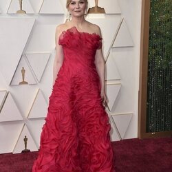 Kirsten Dunst en la alfombra roja de los Premios Oscar 2022