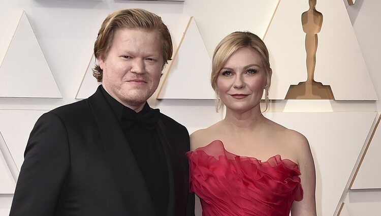 Jesse Plemons  y Kirsten Dunst en la alfombra roja de los Premios Oscar 2022