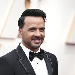 Luis Fonsi en la alfombra roja de los Premios Oscar 2022