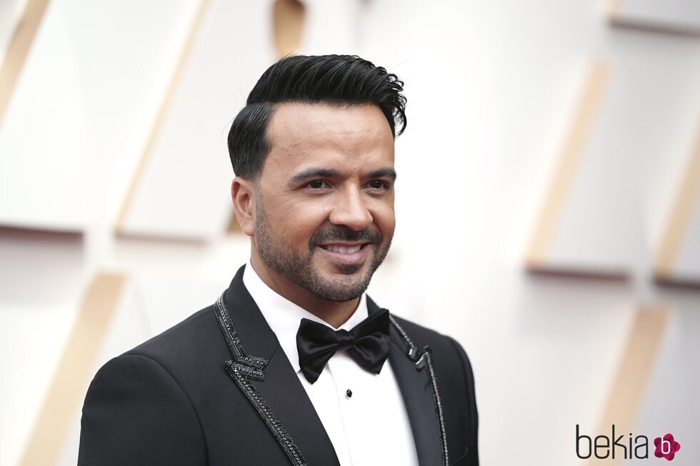 Luis Fonsi en la alfombra roja de los Premios Oscar 2022