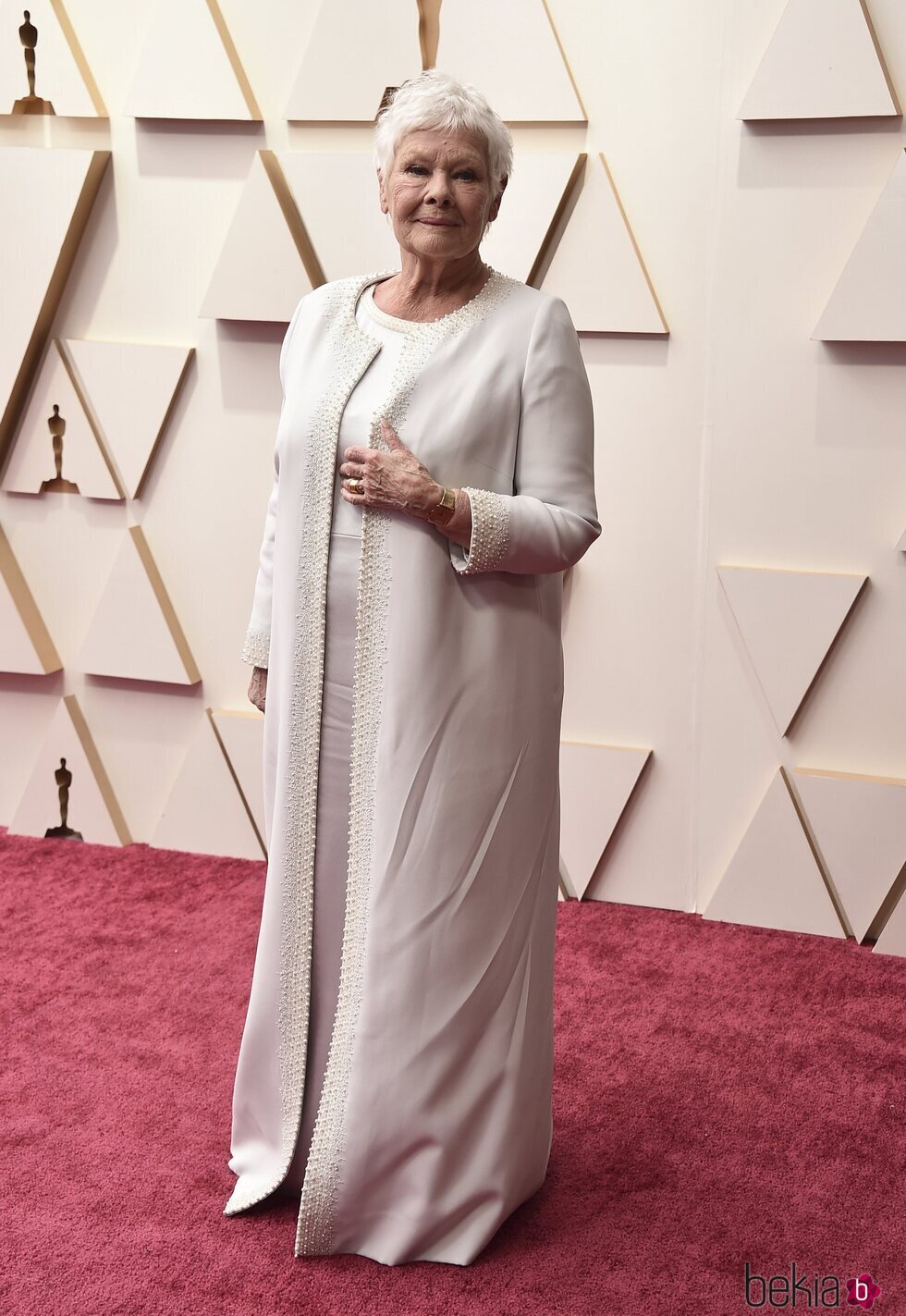 Judi Dench en la alfombra roja de los Premios Oscar 2022