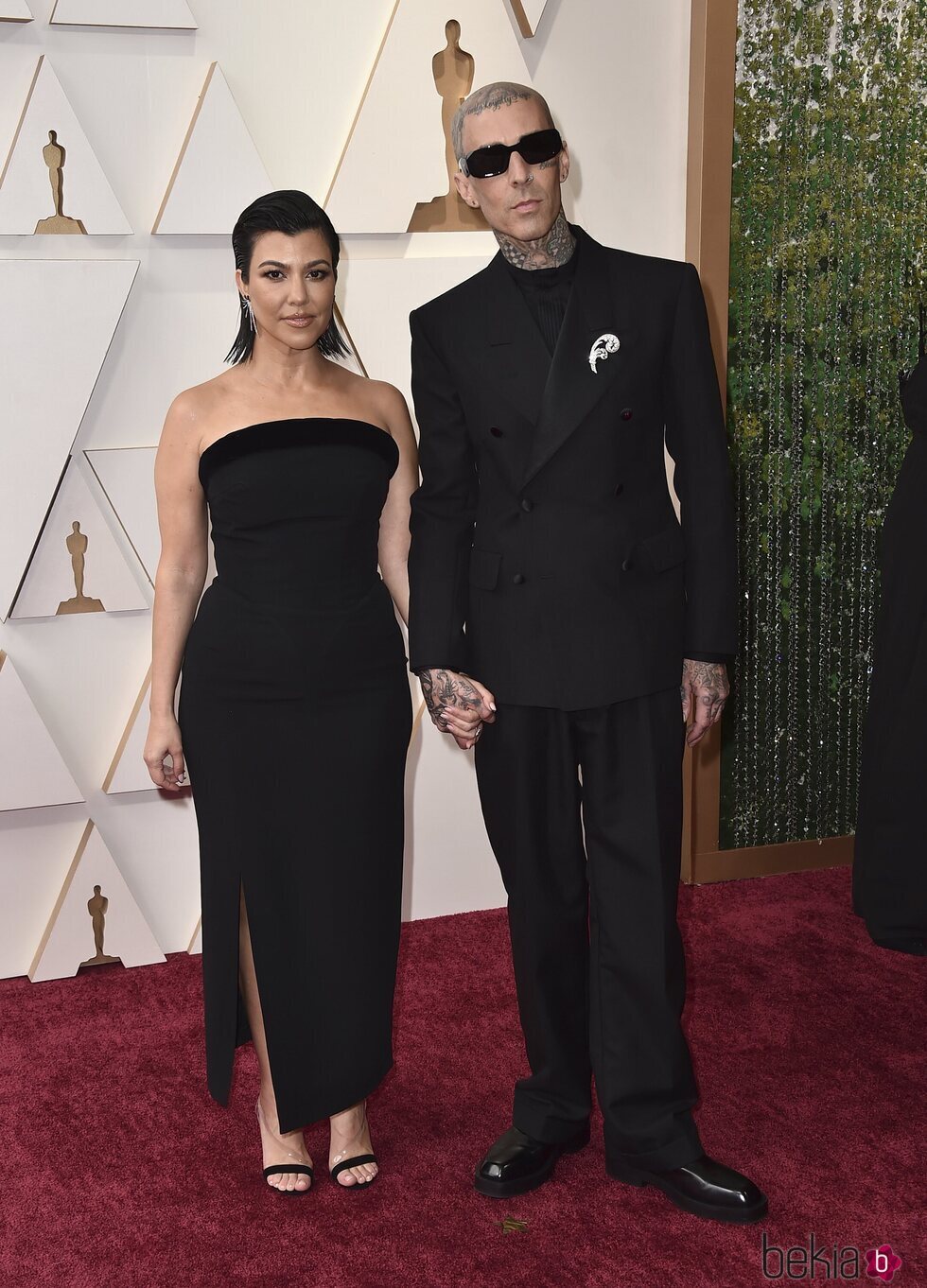 Kourtney Kardashian y Travis Barker en la alfombra roja de los Premios Oscar 2022