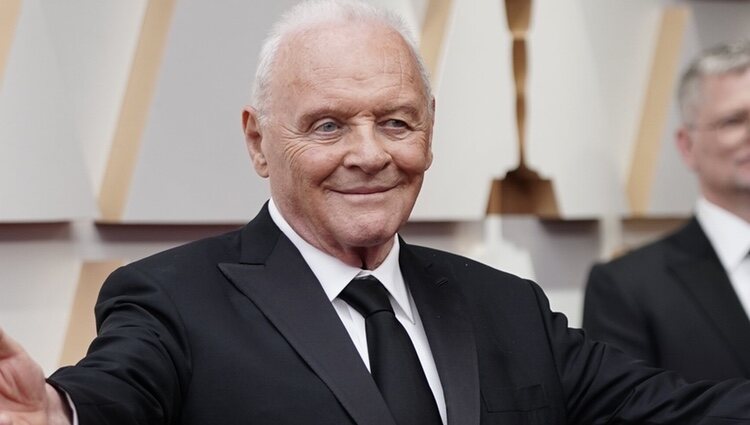 Anthony Hopkins en la alfombra roja de los Premios Oscar 2022