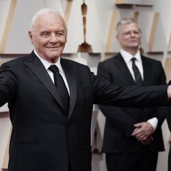 Anthony Hopkins en la alfombra roja de los Premios Oscar 2022