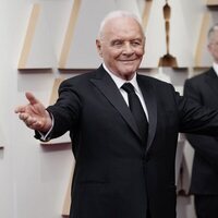 Anthony Hopkins en la alfombra roja de los Premios Oscar 2022