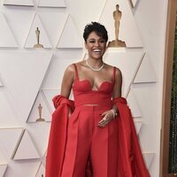 Ariana DeBose en la alfombra roja de los Premios Oscar 2022