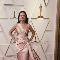 Mila Kunis en la alfombra roja de los Premios Oscar 2022