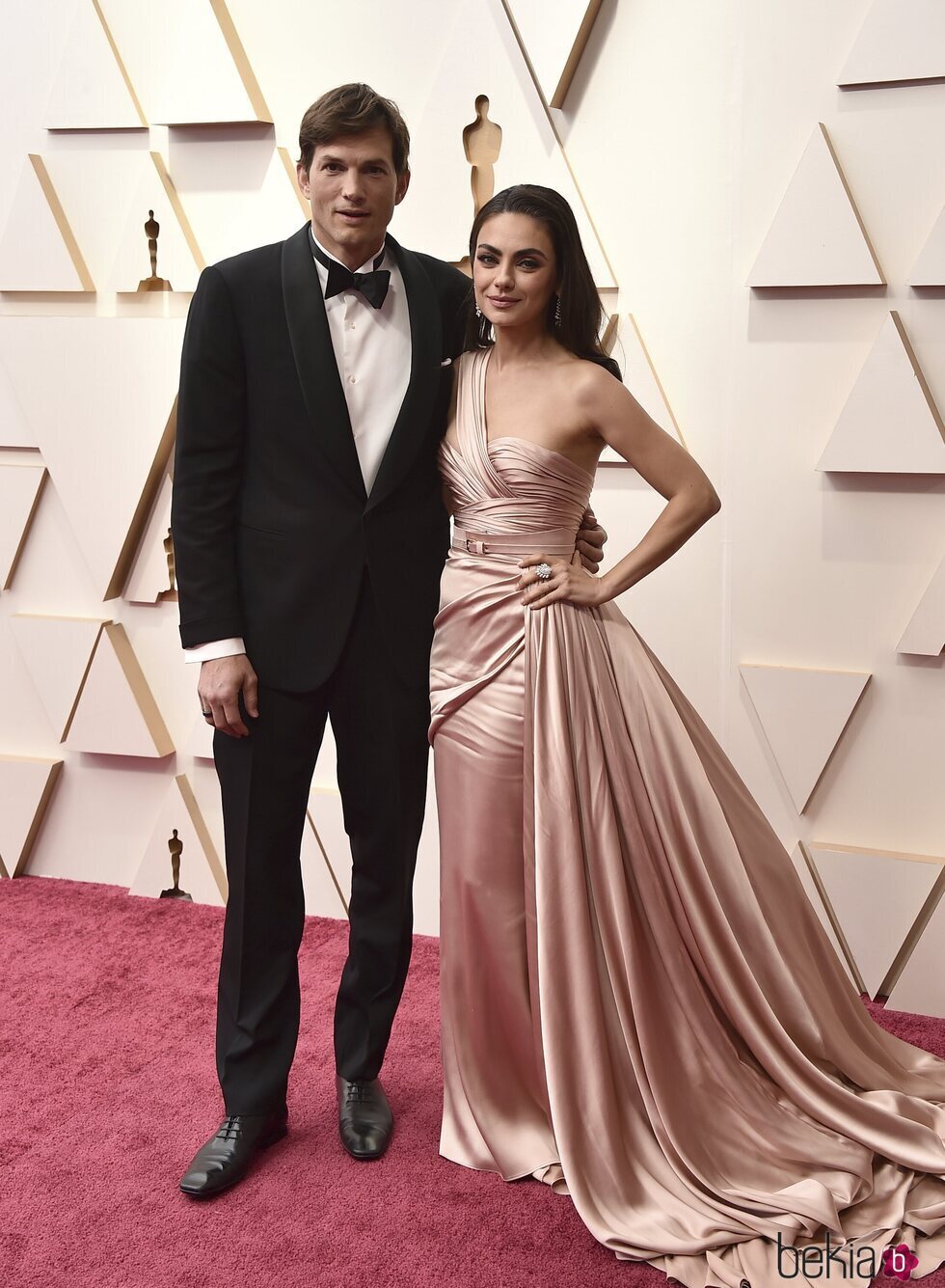 Ashton Kutcher y Mila Kunis en la alfombra roja de los Premios Oscar 2022