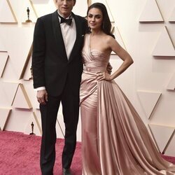 Ashton Kutcher y Mila Kunis en la alfombra roja de los Premios Oscar 2022