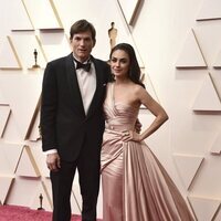 Ashton Kutcher y Mila Kunis en la alfombra roja de los Premios Oscar 2022