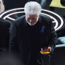 Pedro Almodóvar muestra su apoyo a los refugiados de Ucrania en los Premios Oscar 2022