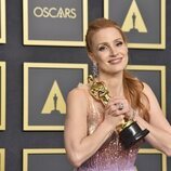 Jessica Chastain con su premio Oscar a Mejor Actriz 2022