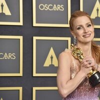 Jessica Chastain con su premio Oscar a Mejor Actriz 2022