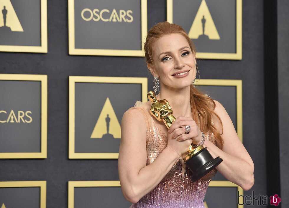 Jessica Chastain con su premio Oscar a Mejor Actriz 2022