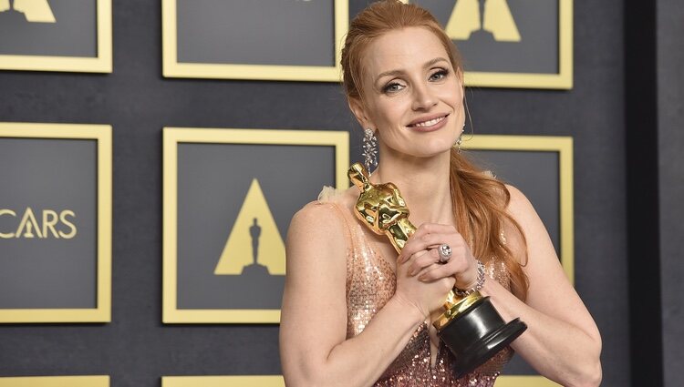 Jessica Chastain con su premio Oscar a Mejor Actriz 2022