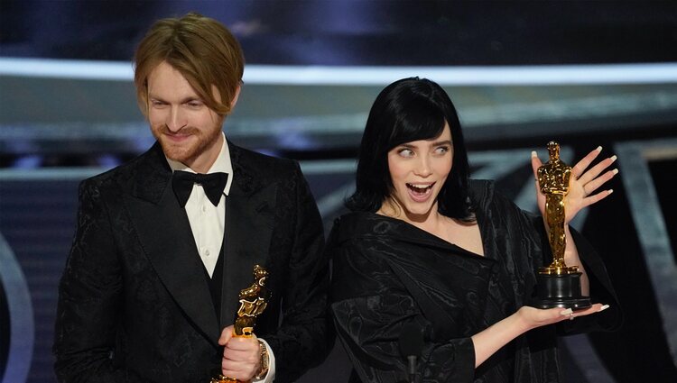 Billie Eilish y Finneas O'Connell con la estatuilla a Mejor Canción Original en los Premios Oscar 2022