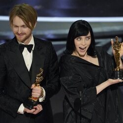 Billie Eilish y Finneas O'Connell con la estatuilla a Mejor Canción Original en los Premios Oscar 2022