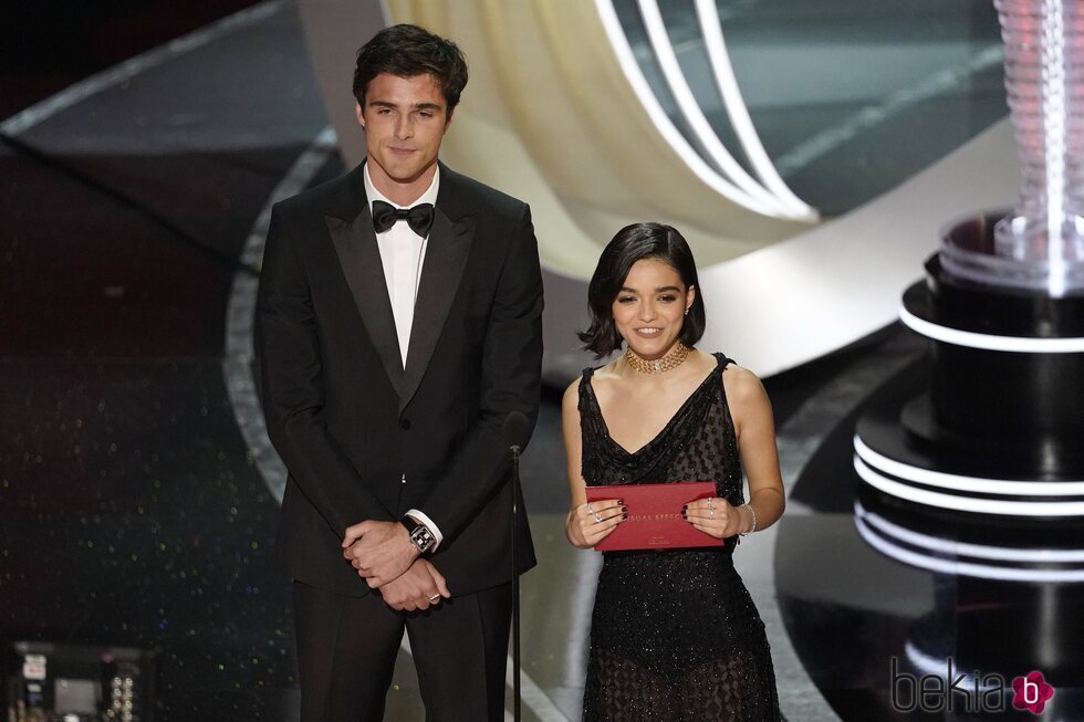 Jacob Elordi y Rachel Zegler entregando un galardón en los premios Oscar 2022