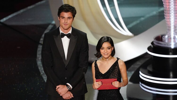 Jacob Elordi y Rachel Zegler entregando un galardón en los premios Oscar 2022