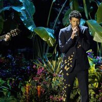 Sebastián Yatra actuando en los Premios Oscar 2022