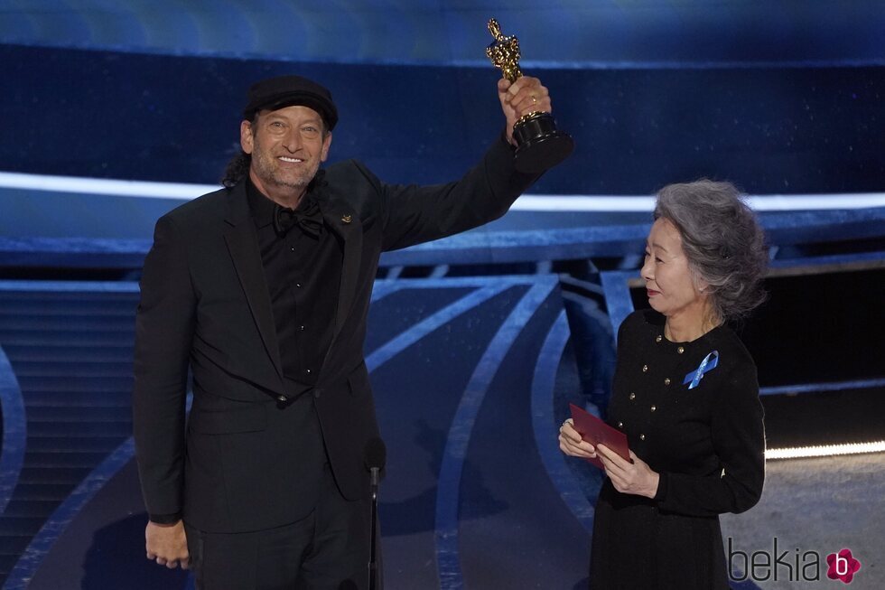 Troy Kotsur en la gala de los Premios Oscar 2022