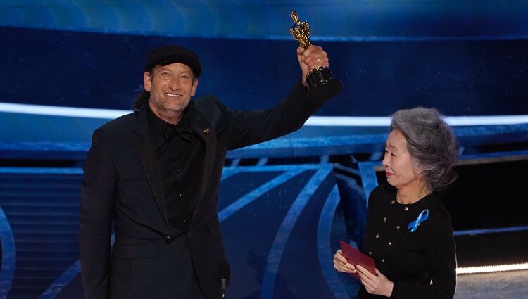 Troy Kotsur en la gala de los Premios Oscar 2022